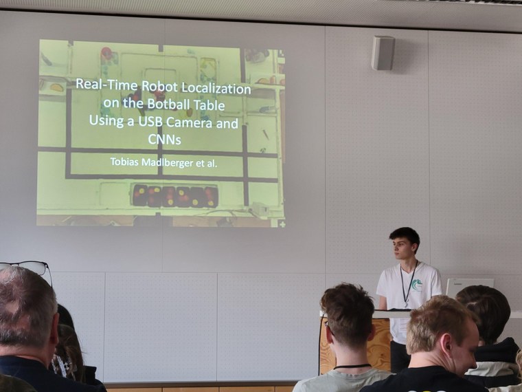 Tobias Madlberger beim Vortrag „Real-Time Robot Localization on the Botball Table" — IEEE-Konferenzpaper